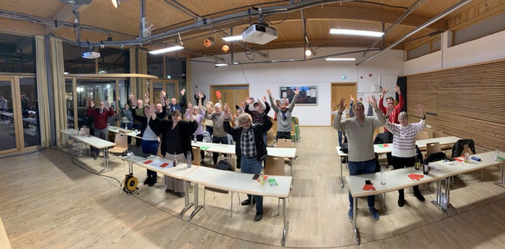 Das Publikum applaudiert im Stehen.