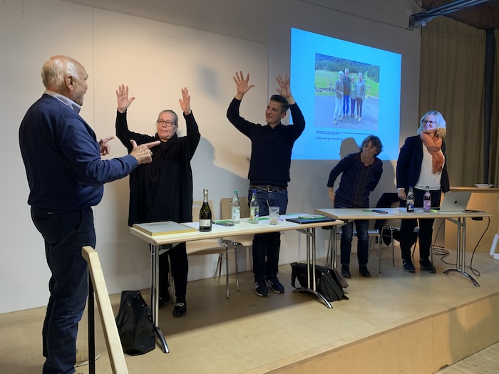 Der Vorstand applaudiert Rainer Zott.