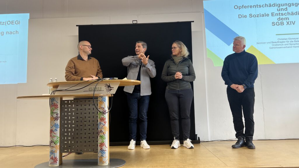 Von Links nach Rechts: Stephan Straßer, Can Sipahi und Cornelia von Pappenheim begrüssen das Publikum sowie Christian Ebmeyer, der neben den drei steht.  